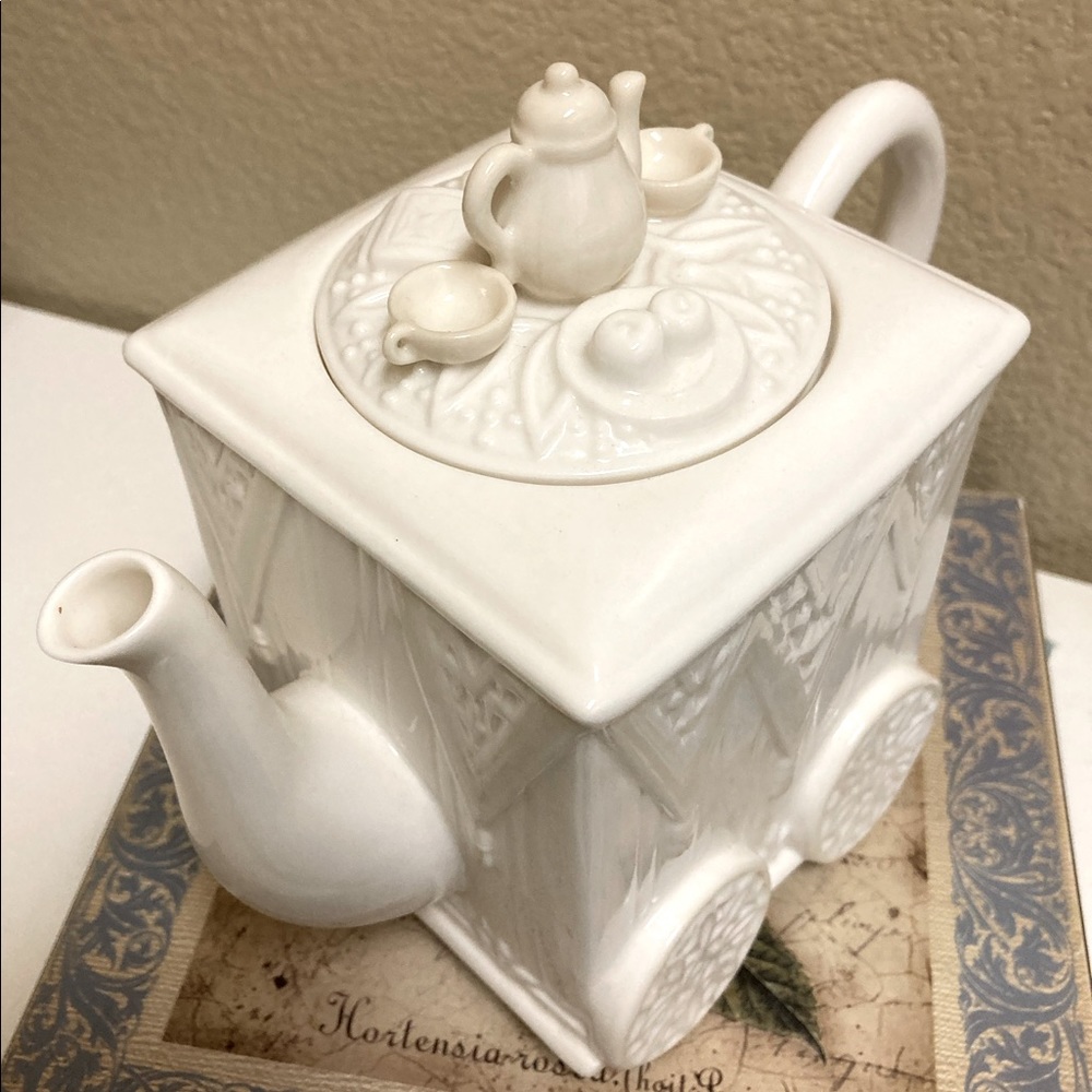 Lenox Teapot - Butlers Pantry - Picture 6 of 10